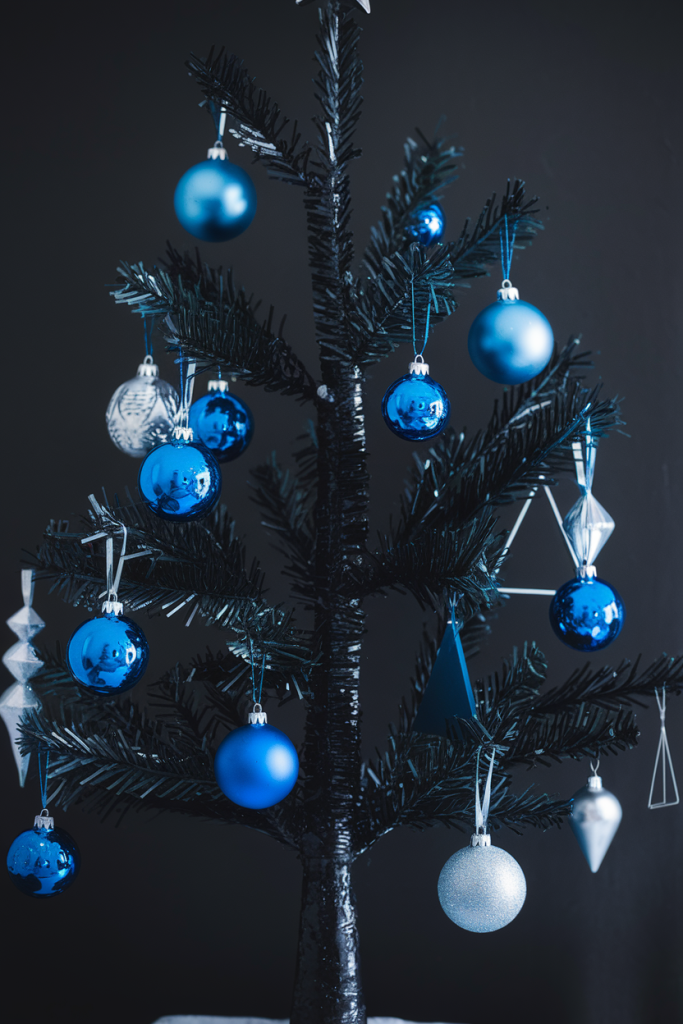 21 Chic Black Christmas Tree Decoration Ideas for a Bold Holiday Look Black Christmas Tree Decoration Ideas