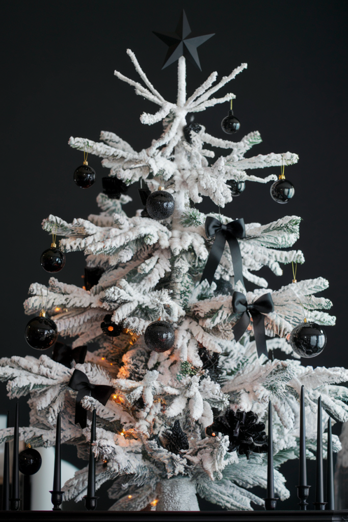 21 Chic Black Christmas Tree Decoration Ideas for a Bold Holiday Look Black Christmas Tree Decoration Ideas