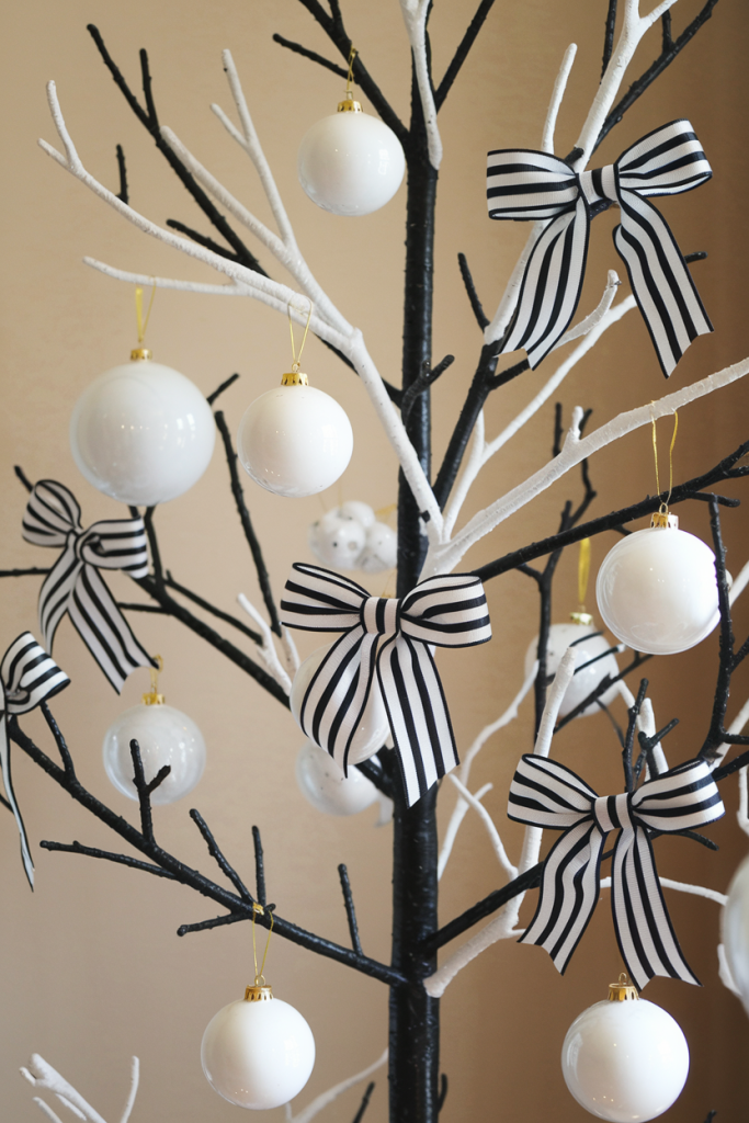 21 Chic Black Christmas Tree Decoration Ideas for a Bold Holiday Look Black Christmas Tree Decoration Ideas