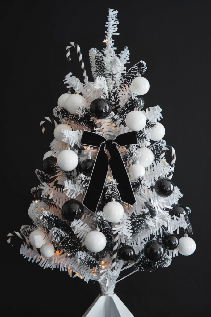 21 Chic Black Christmas Tree Decoration Ideas for a Bold Holiday Look Black Christmas Tree Decoration Ideas